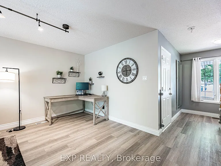 63 Wood Grove Cres — Photo 9