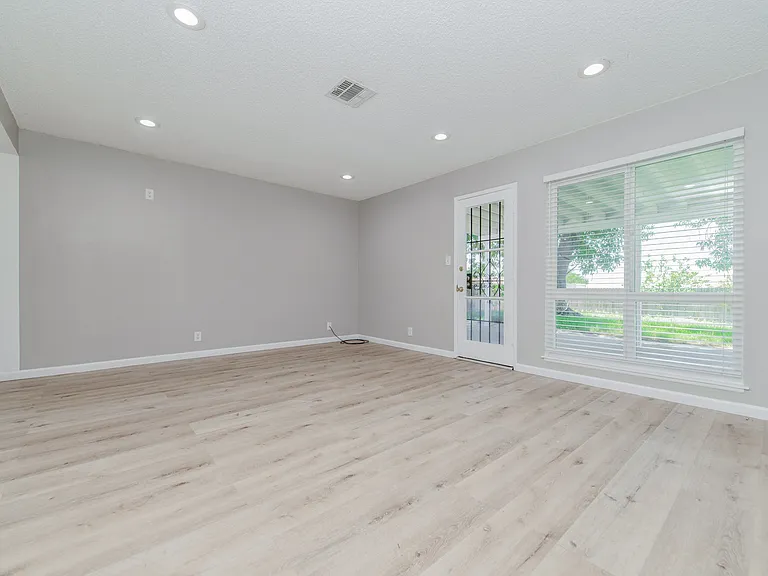 1674 E Princeton St — Photo 15