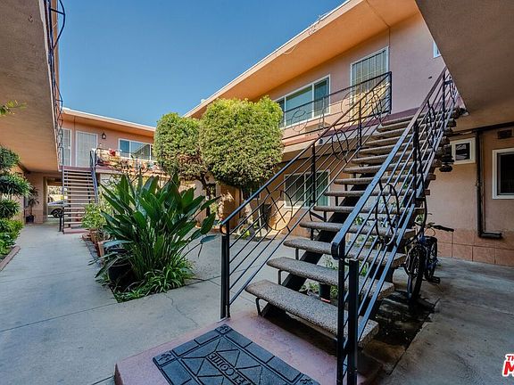 2nd image of 13343 Victory Blvd APT 4