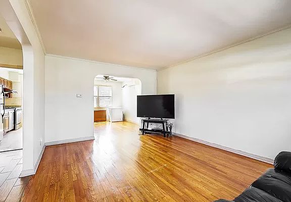3rd image of 22292 Braddock Ave