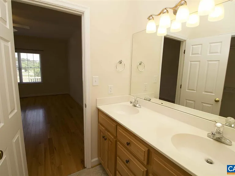 121 Bryant Dr — Photo 10