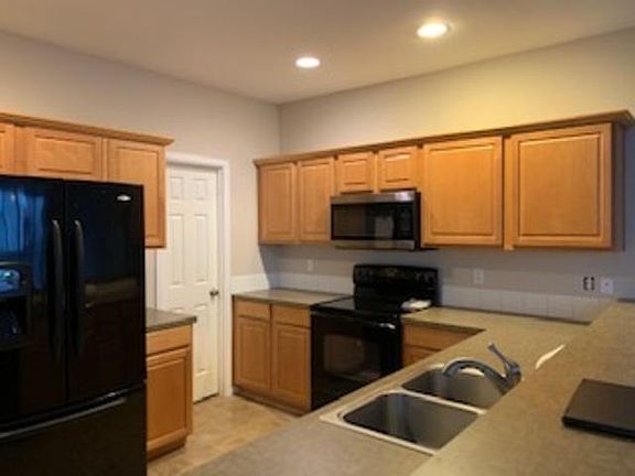 Kitchen w/walk in pantry