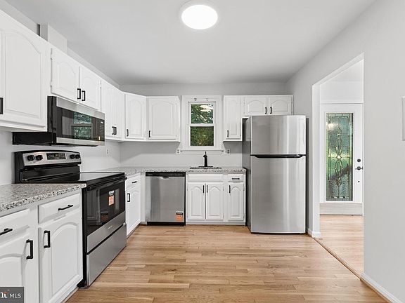 2nd image of 4801 Woodford Ln