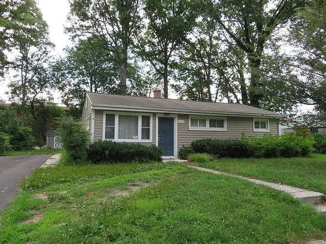 1012 Somerset Dr photo 1