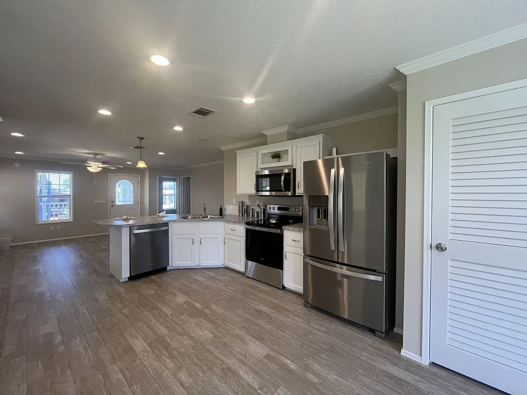 2 bed, 2.0 bath, 1147 sqft, $1,599 — Photo 4
