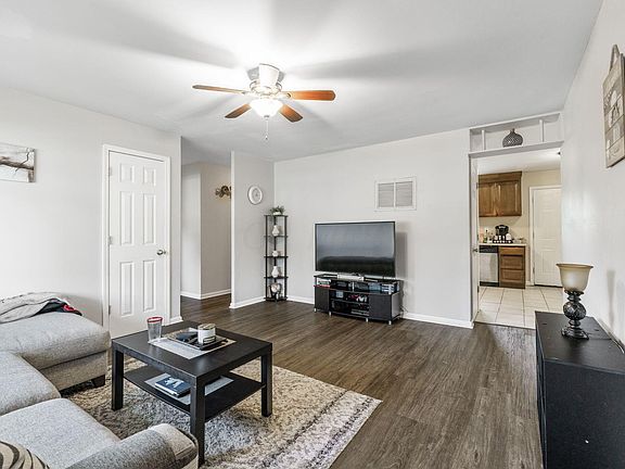 5th image of 609 Palace Ln