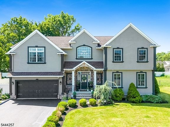2nd image of 8 Ferndale Pl