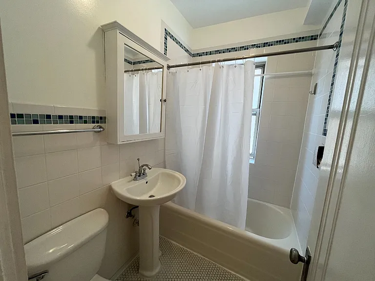 6131 N Hoyne Ave #1 — Photo 4