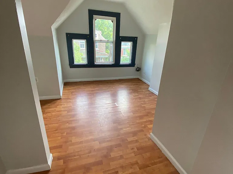 409 Zara St — Photo 10