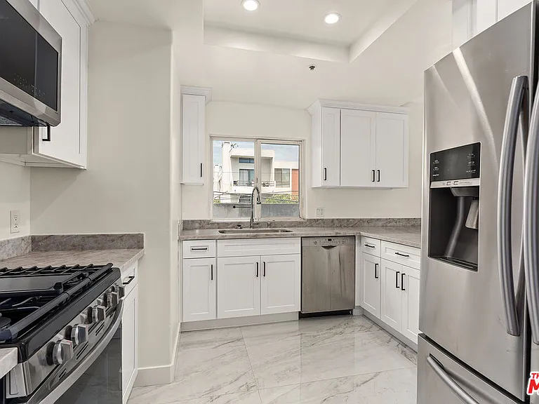 1315 S Saltair Ave #203 — Photo 5