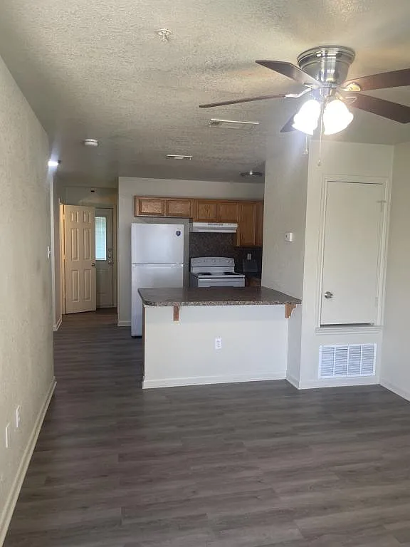 1101 Lansberry Ct — Photo 2