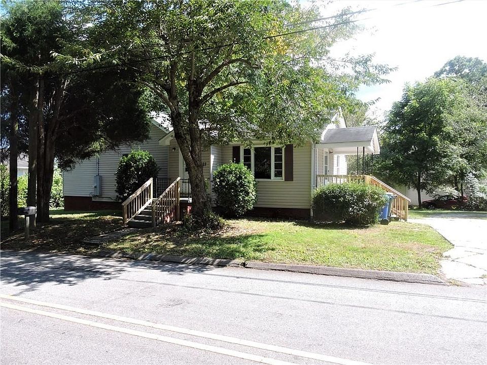 1st image of 822 9th Ave W