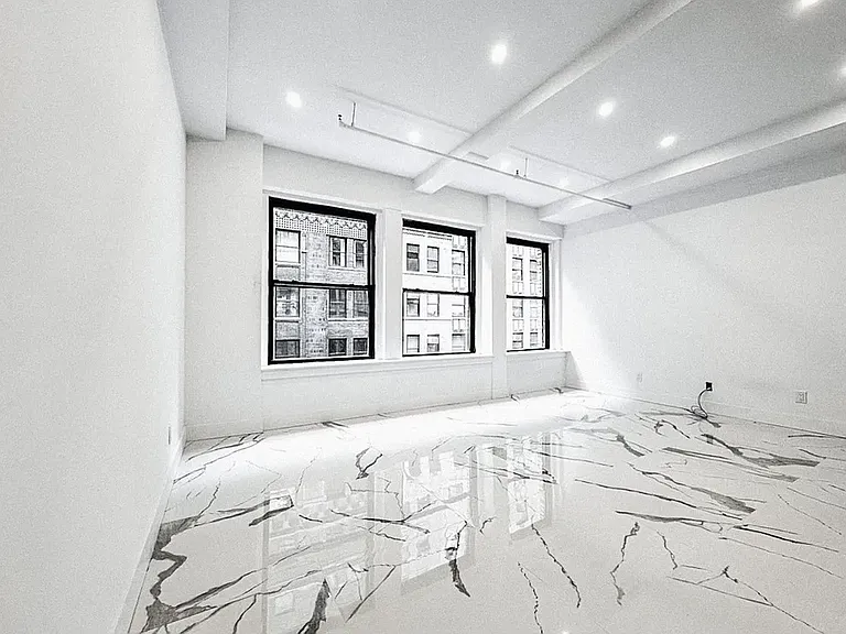 248 W 35th St #701 — Photo 11