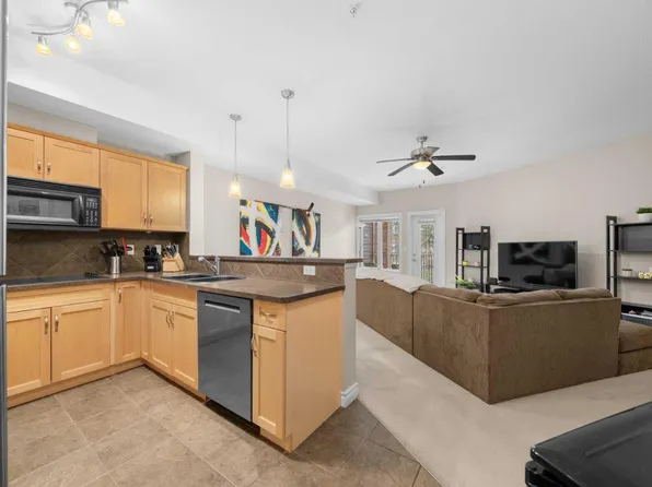 60 Royal Oak Plz NW #117, Calgary, AB T3G 0A7