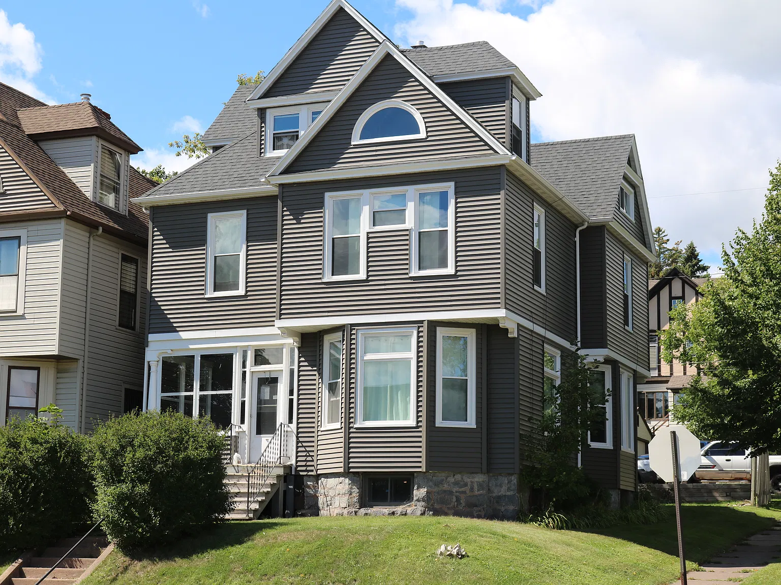 6 bed, $3,570 — Photo 1