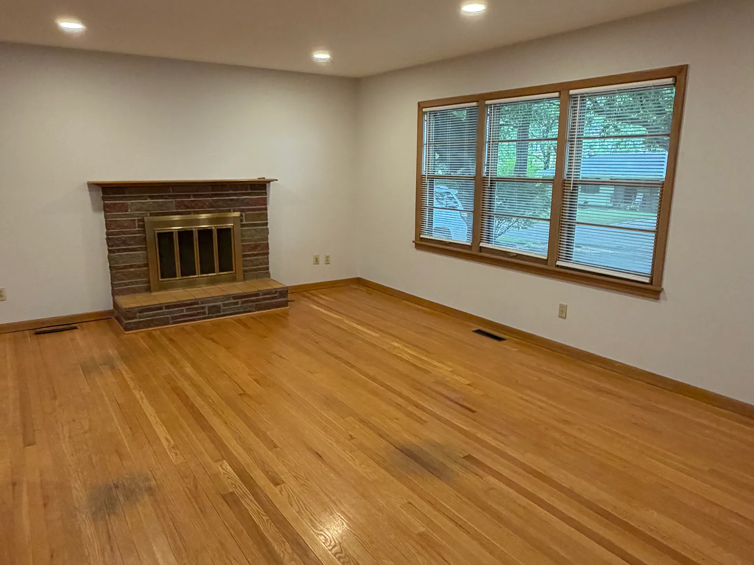 3 bed, 1.5 bath, 1591 sqft, $2,200 — Photo 3