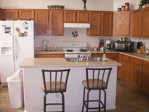kitchen w/island 