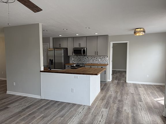 5th image of 2908 W Woodbine Dr