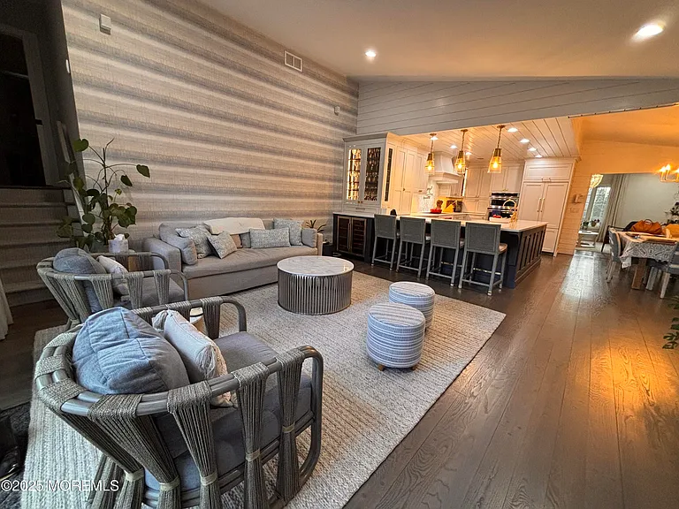 330 Sylvania Ave — Photo 16