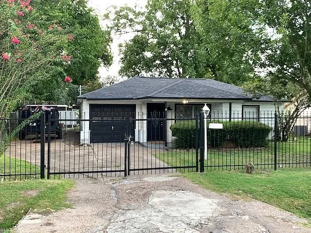 3 bed, 2.0 bath, 1262 sqft, $2,100 — Photo 2