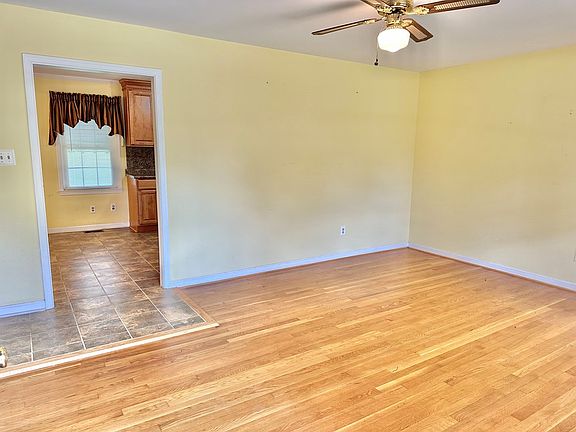 4th image of 1073 Holly Ct