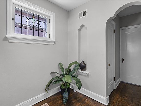 5th image of 6112 Leona St