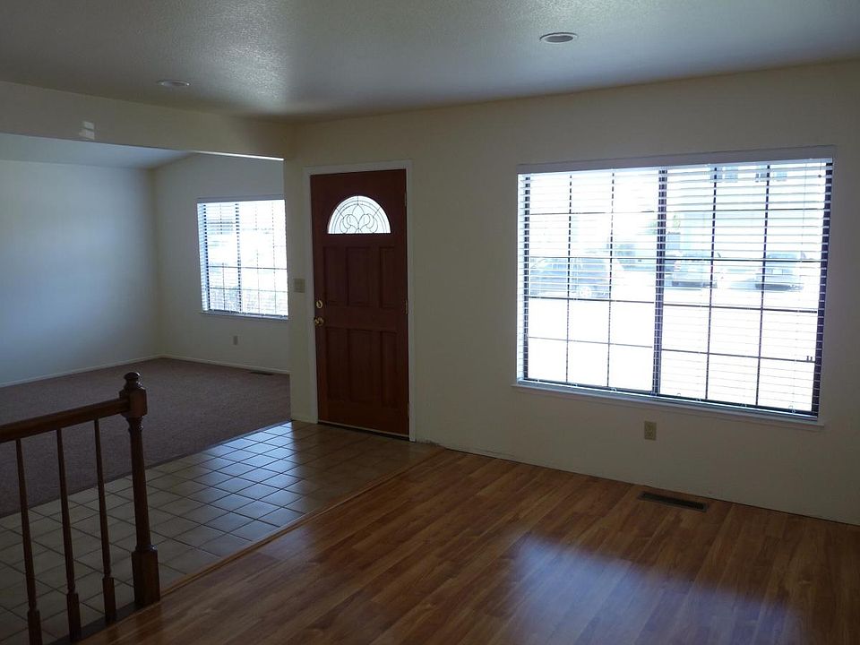 Lots of light in this home. Good size hall bathroom.