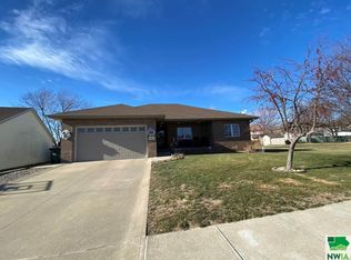 619 Broadmoor St, Sioux City, IA 51103