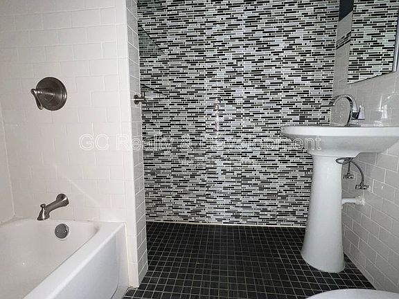 5th image of 2145 N Lakewood Ave APT 3NR