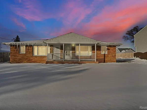 1076 W Kurtz Ave, Flint, MI 48505