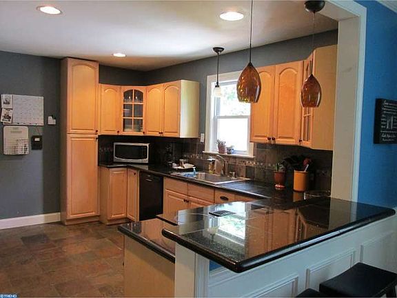 4th image of 504 Arbutus Ave