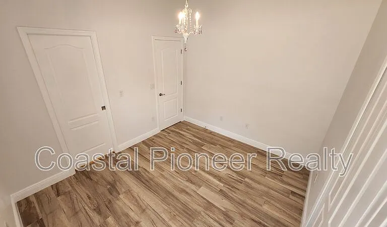 11404 Holmbridge Ln — Photo 33