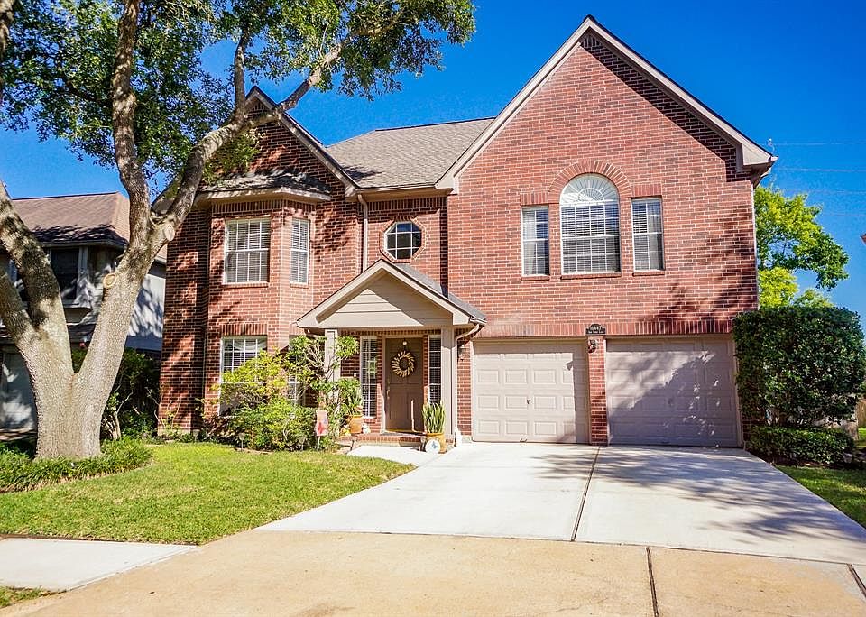 Located between HWY 6 and the Grand Parkway, off of West Airport, Village of Oak Lake benefits from great FBISD schools and nearby restaurants and shopping. There is quick access to commuter routes.