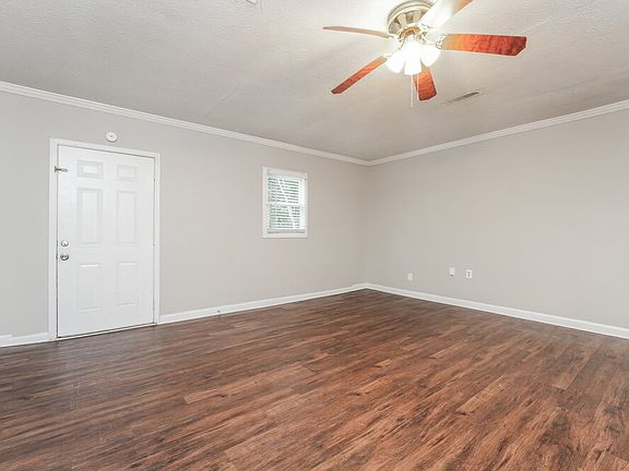 4th image of 599 Maple Dr