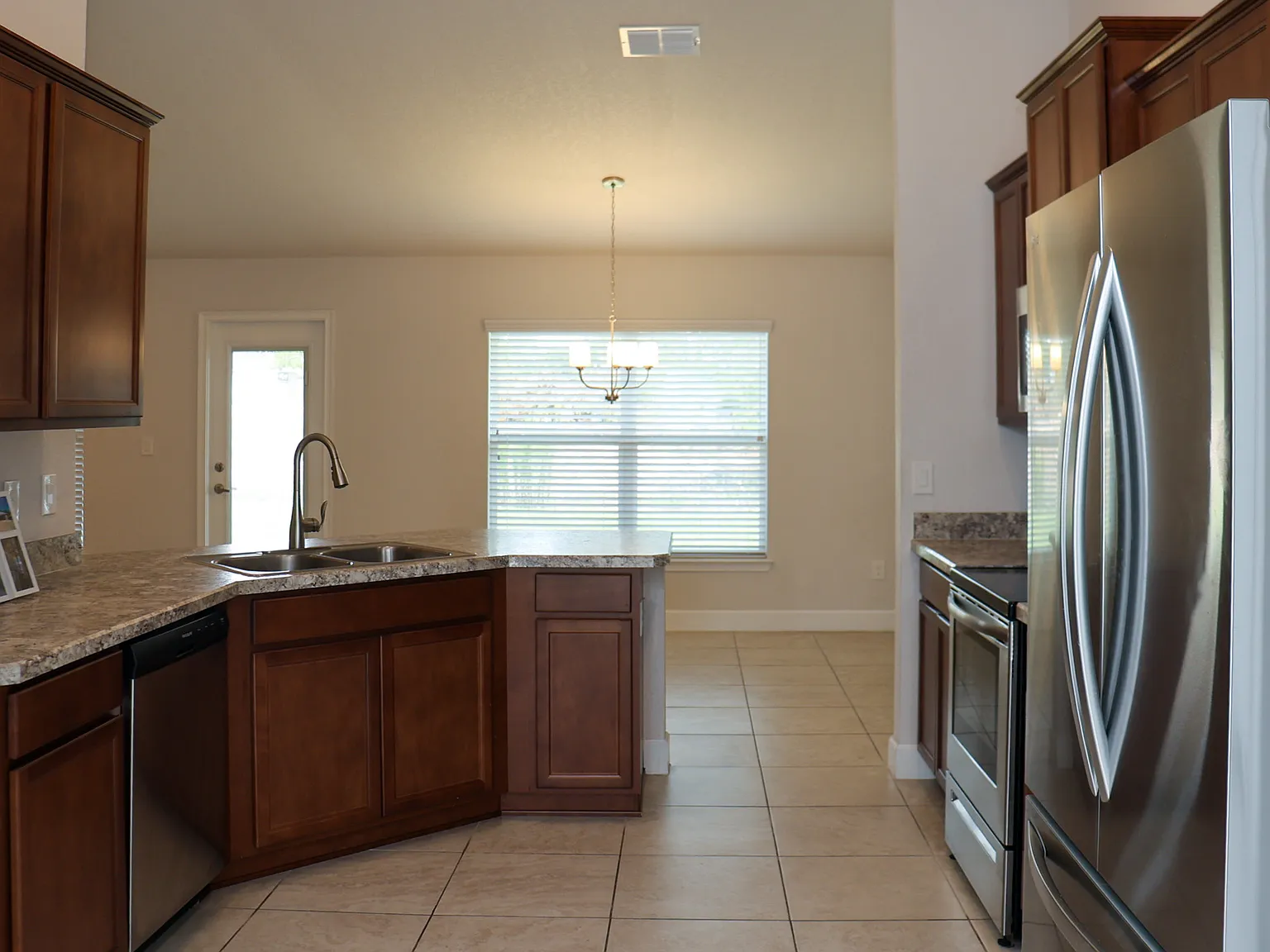 4 bed, 1760 sqft, $1,999 — Photo 4