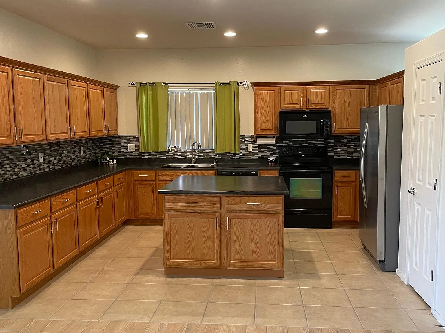 3 bed, 1834 sqft, $2,250 — Photo 3