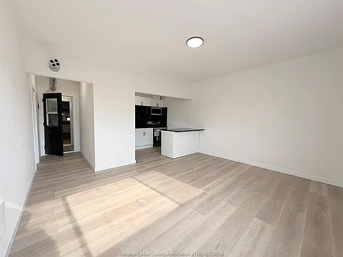 1370 Wyandotte St E #1 Photo 1