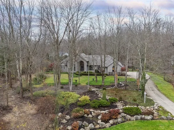 8652 Chase Dr, Chagrin Falls, OH 44023