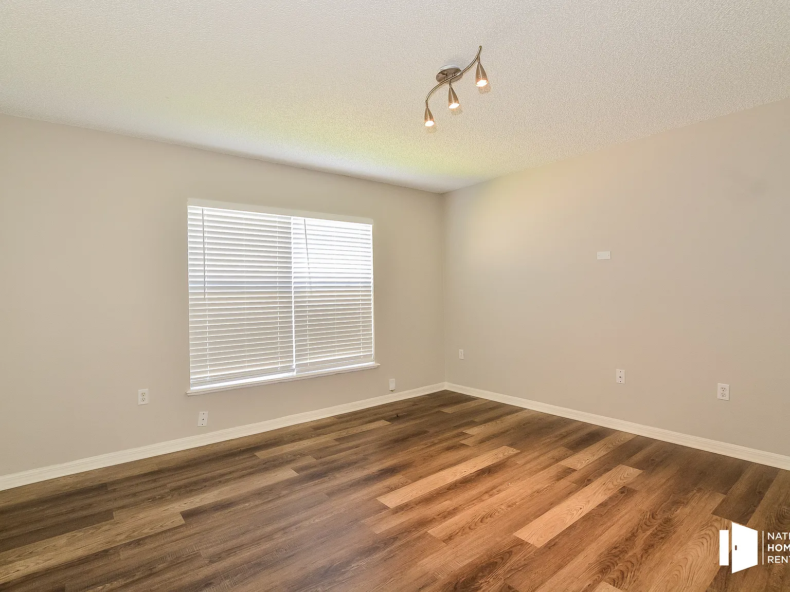 4 bed, 2.5 bath, 2057 sqft, $2,595 — Photo 4