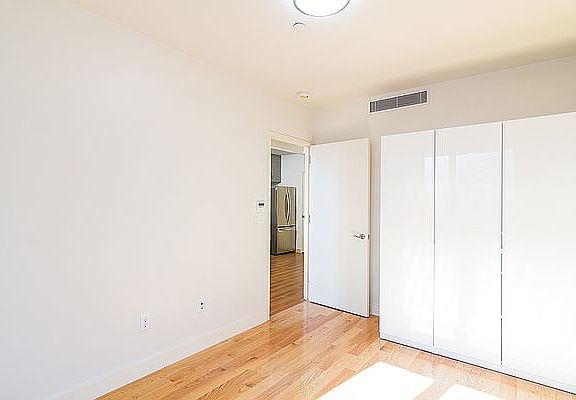 5th image of 42-22 Crescent St #8D