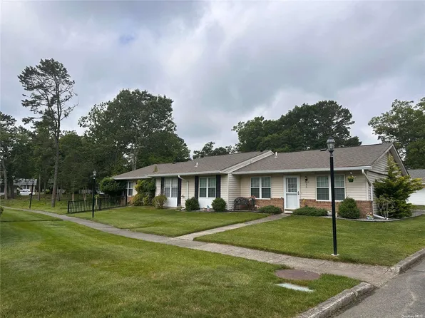 (undisclosed Address), Ridge, NY 11961