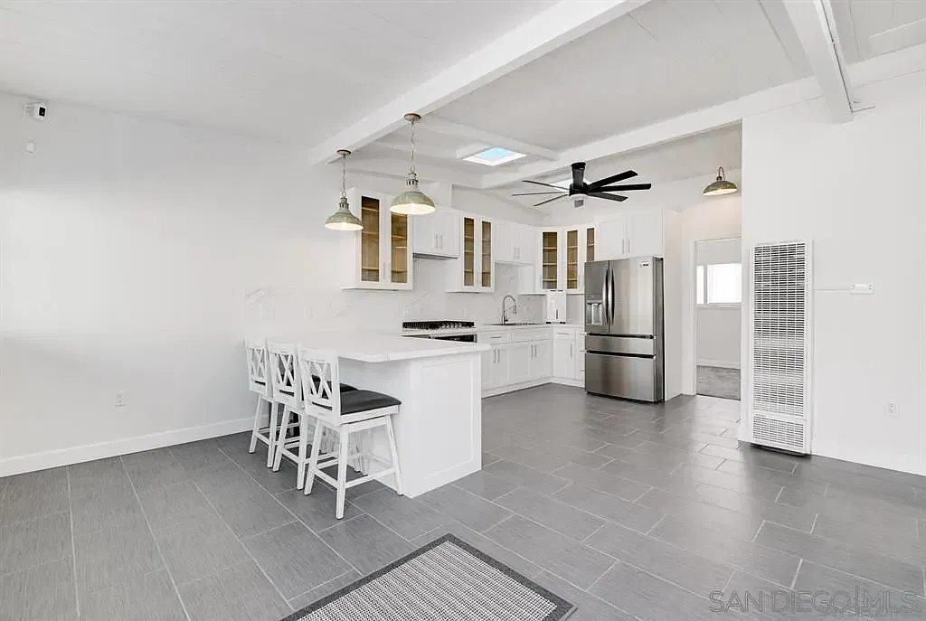2 bed, 2.0 bath, 806 sqft, $4,200 — Photo 2