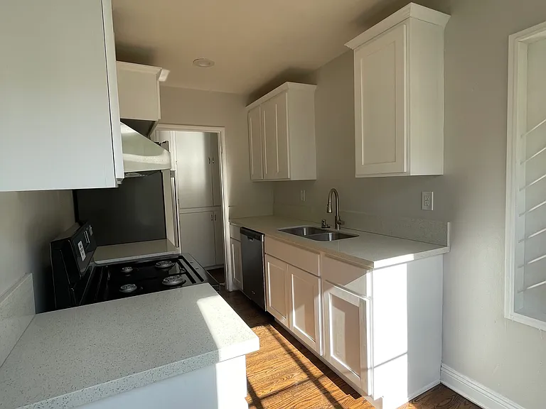 324 W 7th St #C — Photo 6