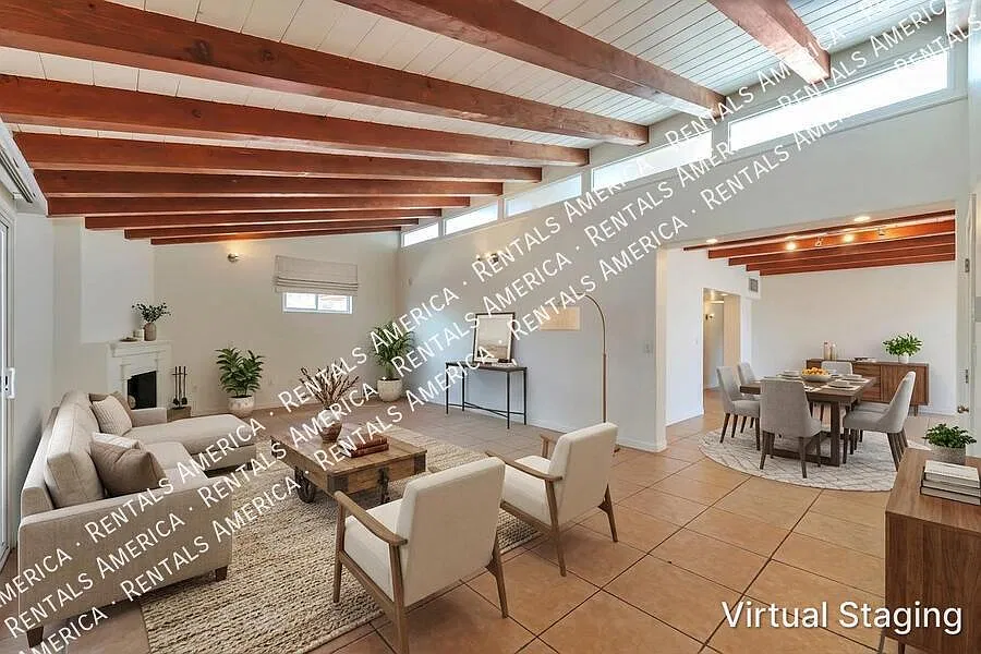 Large home, large yard, great location! — Photo 2