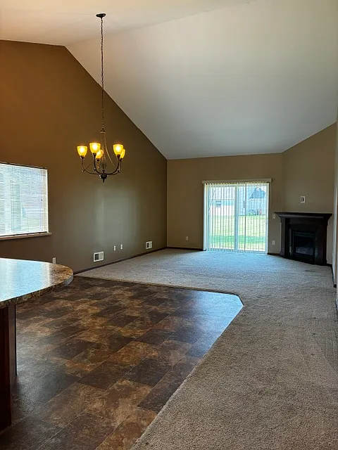 3 bed, 1368 sqft, $2,100 — Photo 2