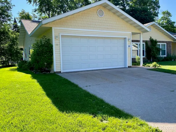 119 Forest Ridge Dr, Marquette, MI 49855