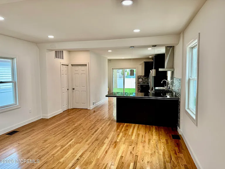 13 Locust Ave — Photo 5