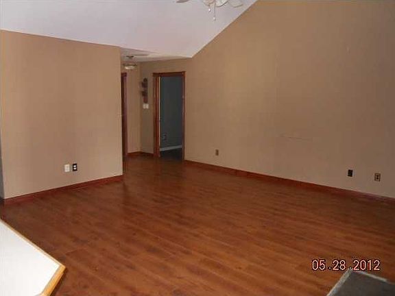 5th image of 213 Belle Plaine Ave