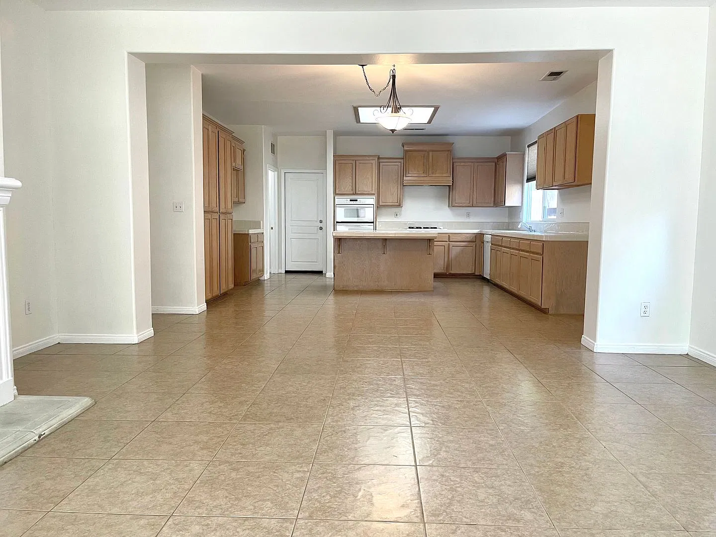 4 Bedroom with Office in N.W. Bakersfield — Photo 3
