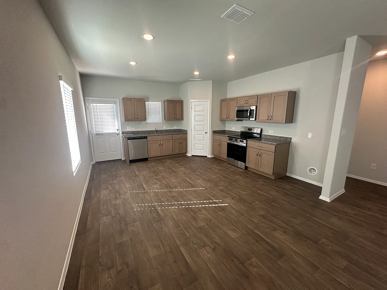 4 bed, 1520 sqft, $2,049 — Photo 3